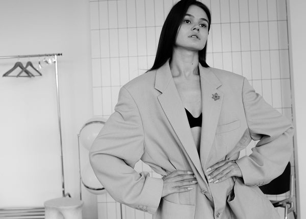 Confident woman in a monochrome oversized blazer, illustrating the tonal, one-color dressing technique in CENT'ANNII's styling guide
