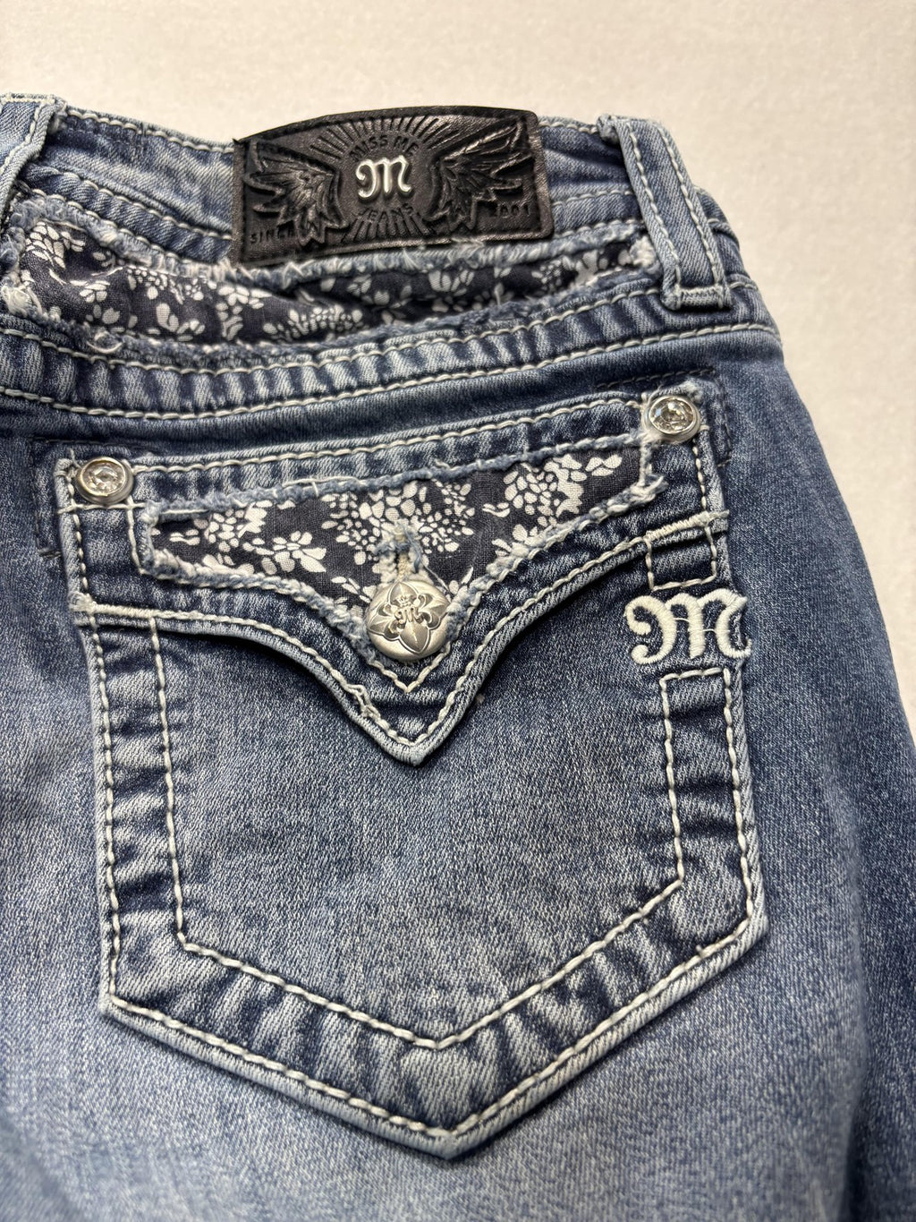 Miss Me Jeans Womens 26 Blue Medium Wash Mid Rise Capri Distressed Embroidered