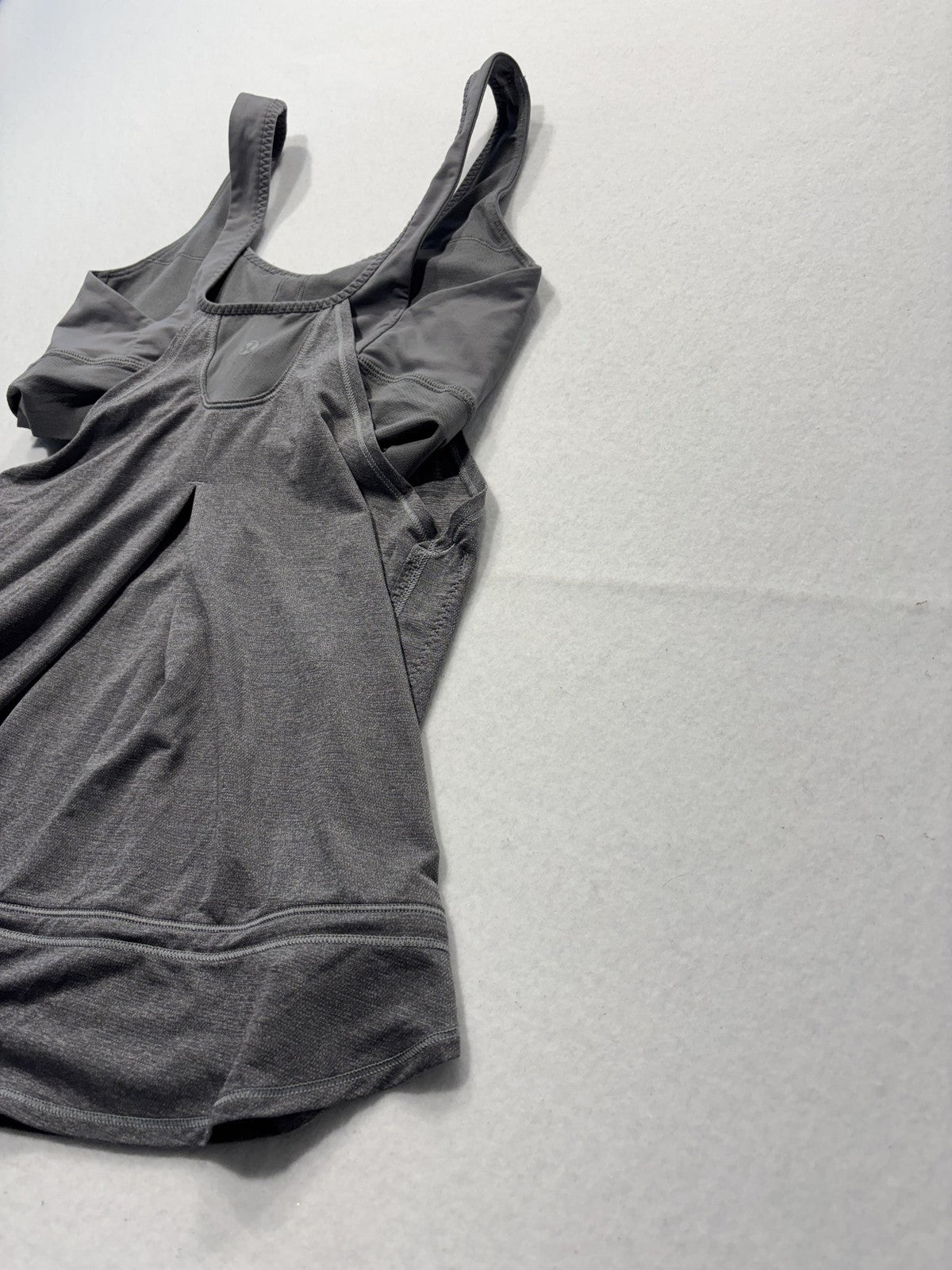 Lululemon Tank Womens Small Gray Scoop Neck Built In Bra Drawcord Hem Yoga Top