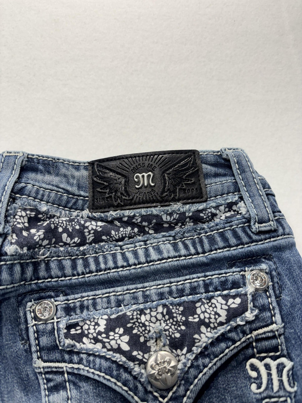 Miss Me Jeans Womens 26 Blue Medium Wash Mid Rise Capri Distressed Embroidered