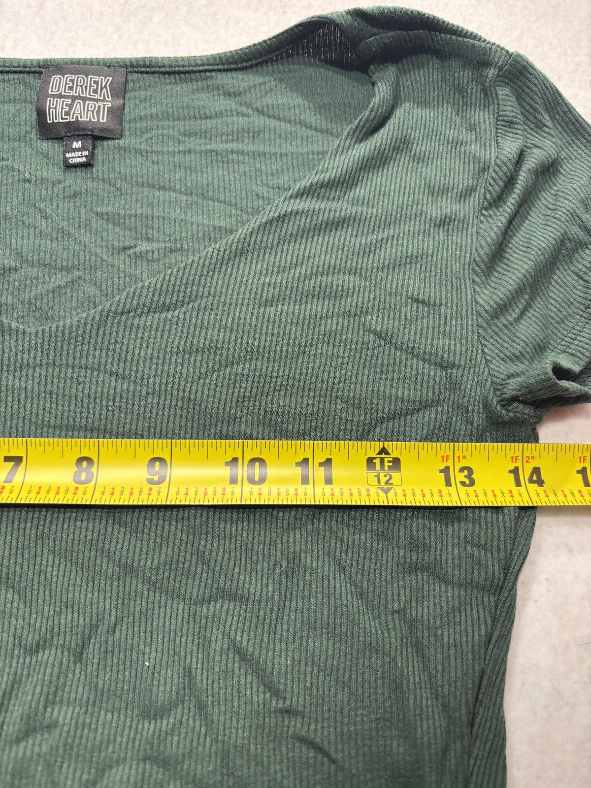Derek Heart Shirt Juniors Medium Green V Neck Ribbed Cropped Tee Stretch Casual