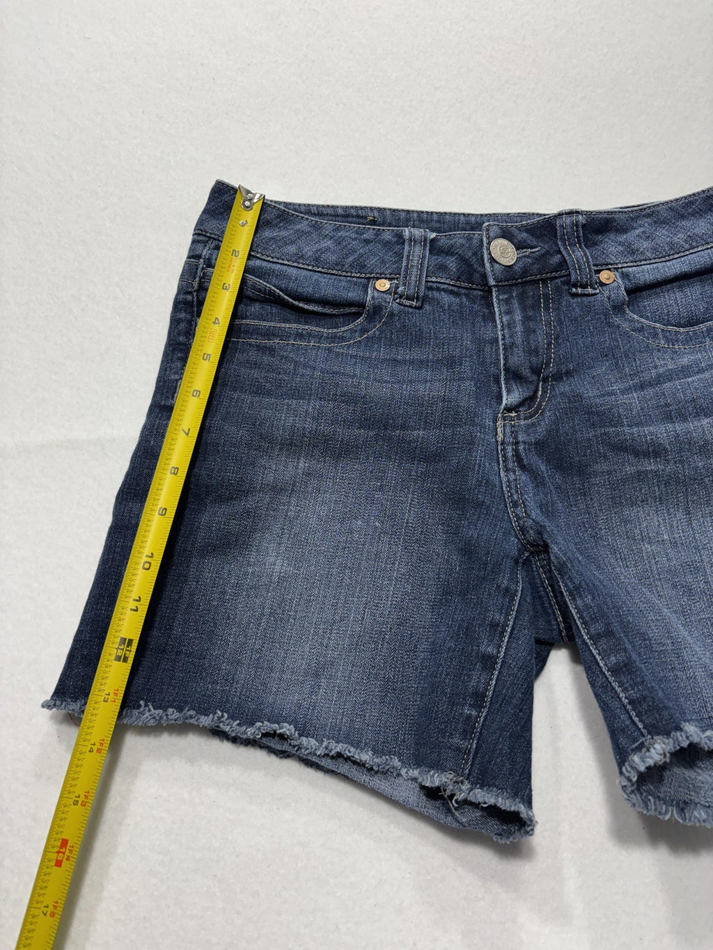 Seven7 Shorts Womens 6 Blue Denim Cut Off Raw Hem Stretch Embroidered Pockets