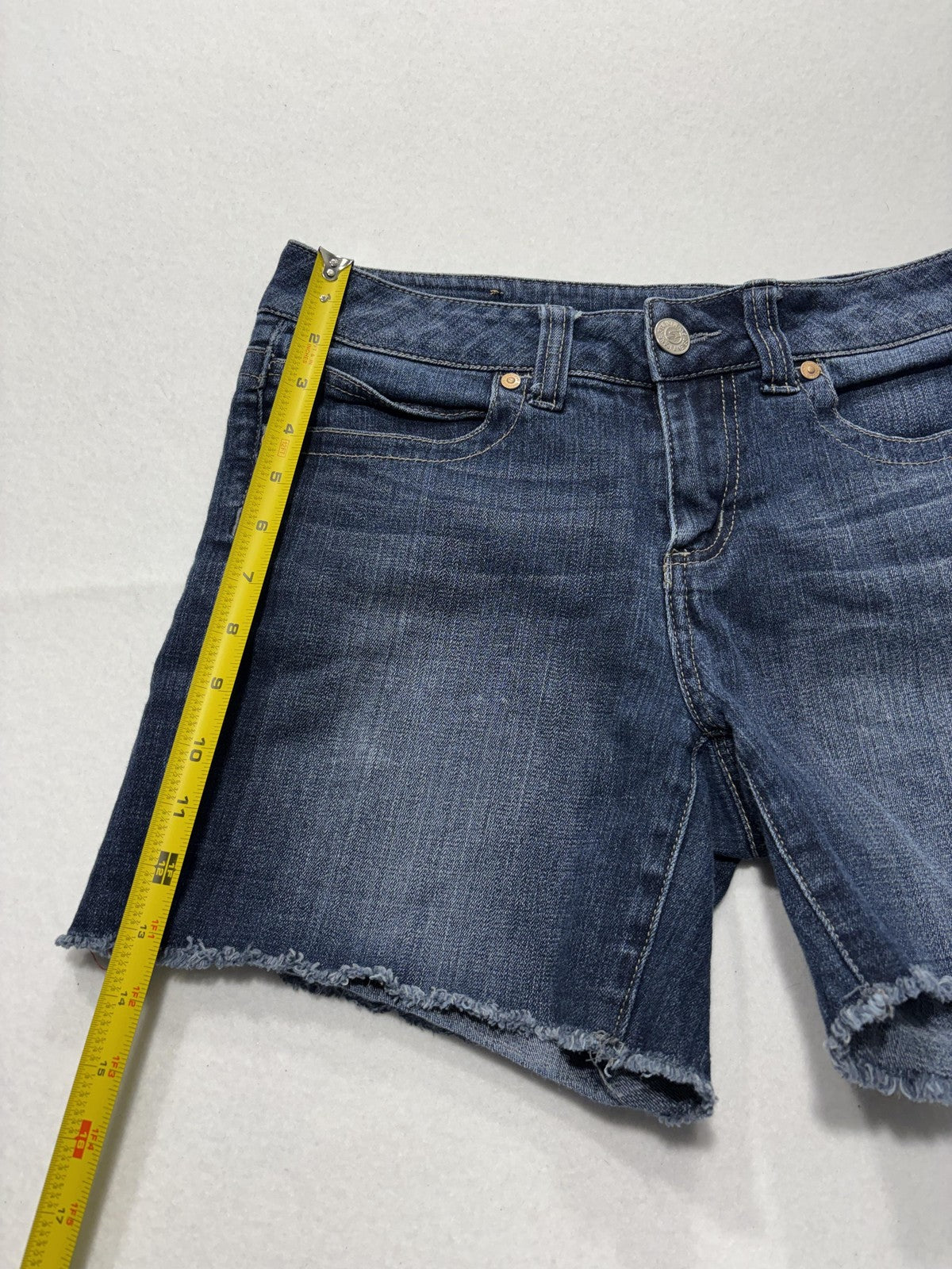 Seven7 Shorts Womens 6 Blue Denim Cut Off Raw Hem Stretch Embroidered Pockets