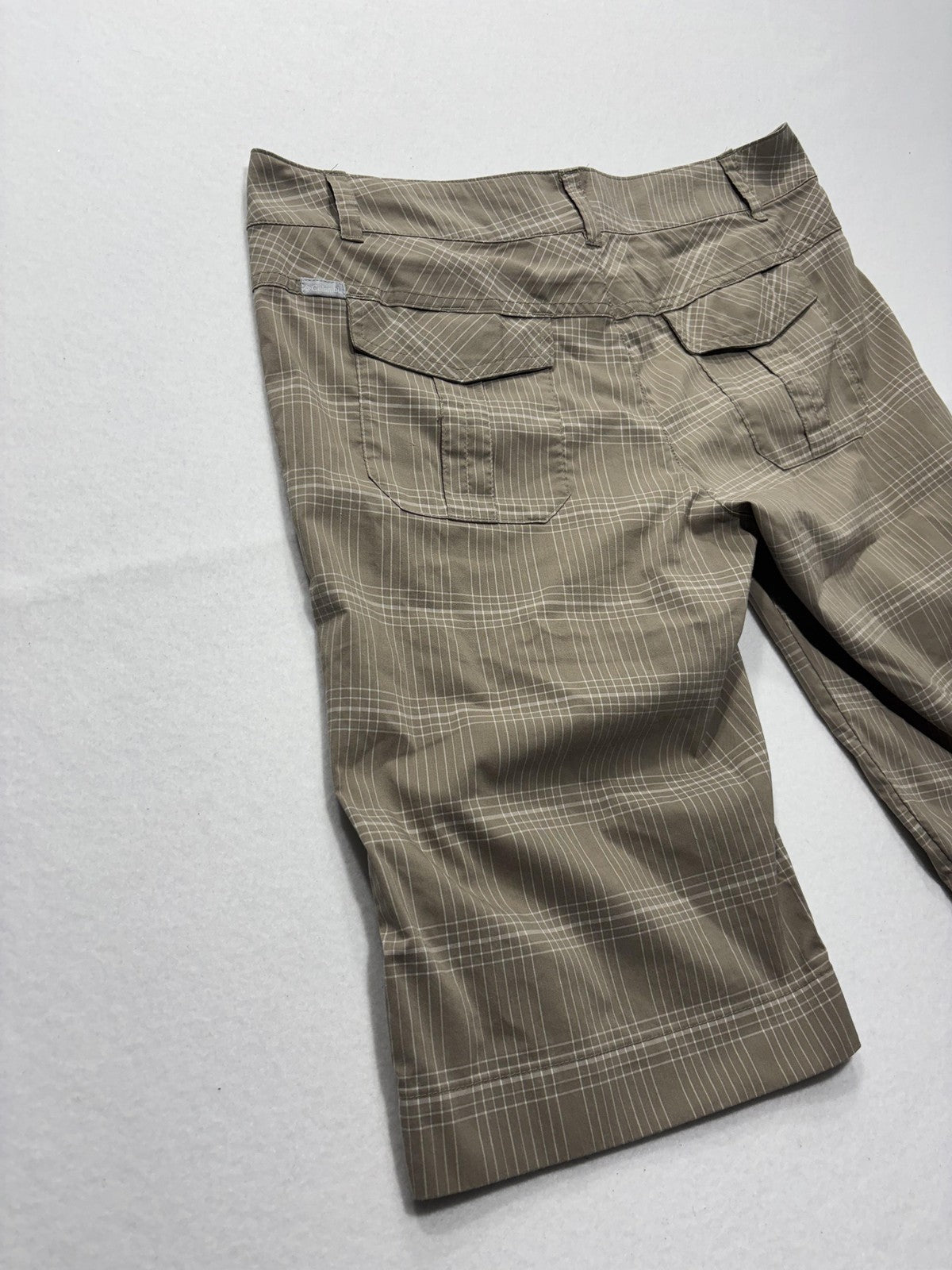 Columbia Shorts Womens 10 Beige Plaid Bermuda Knee Length Hiking Zip Pockets