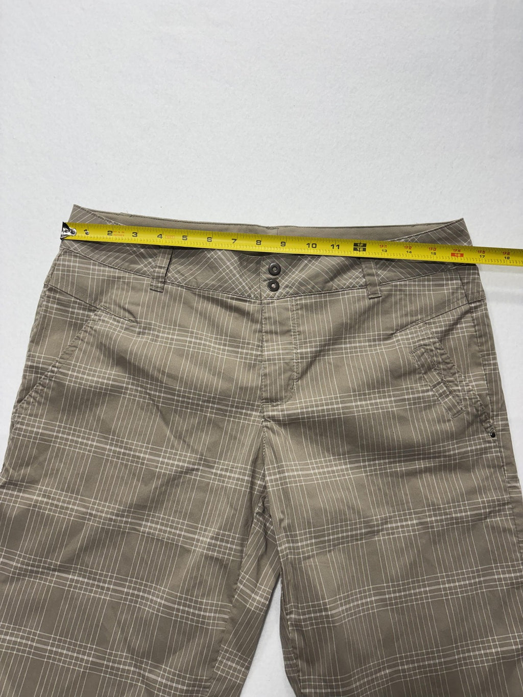 Columbia Shorts Womens 10 Beige Plaid Bermuda Knee Length Hiking Zip Pockets