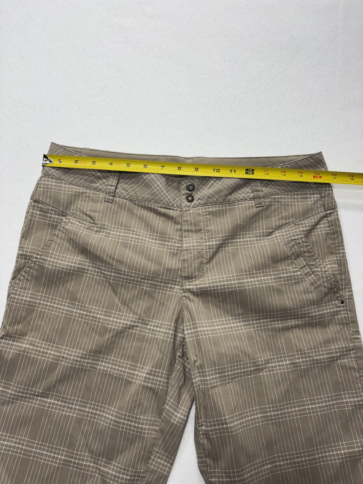 Columbia Shorts Womens 10 Beige Plaid Bermuda Knee Length Hiking Zip Pockets
