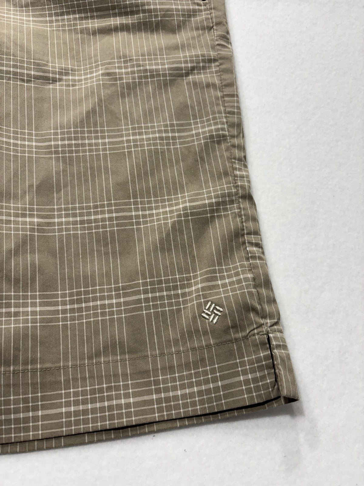 Columbia Shorts Womens 10 Beige Plaid Bermuda Knee Length Hiking Zip Pockets