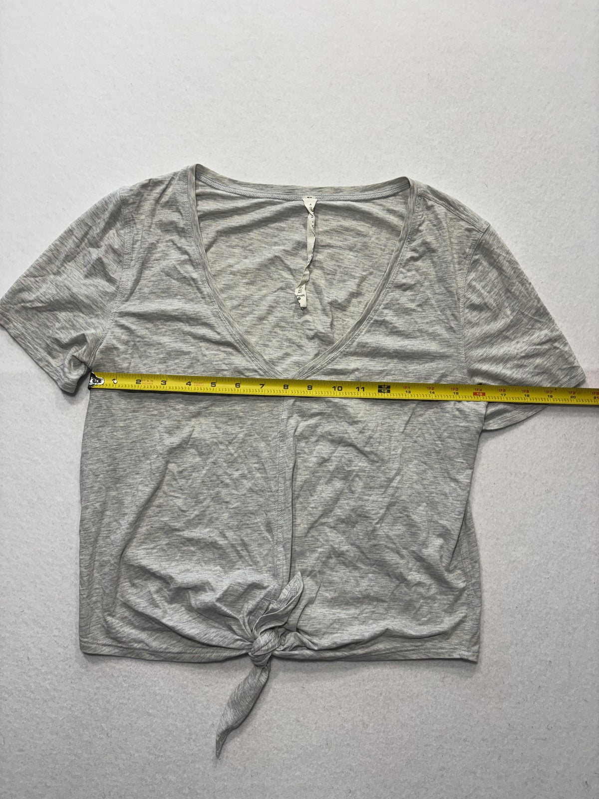 Lululemon Athletica Shirt Womens 4 Gray V Neck Tie Front Cropped Tee Casual
