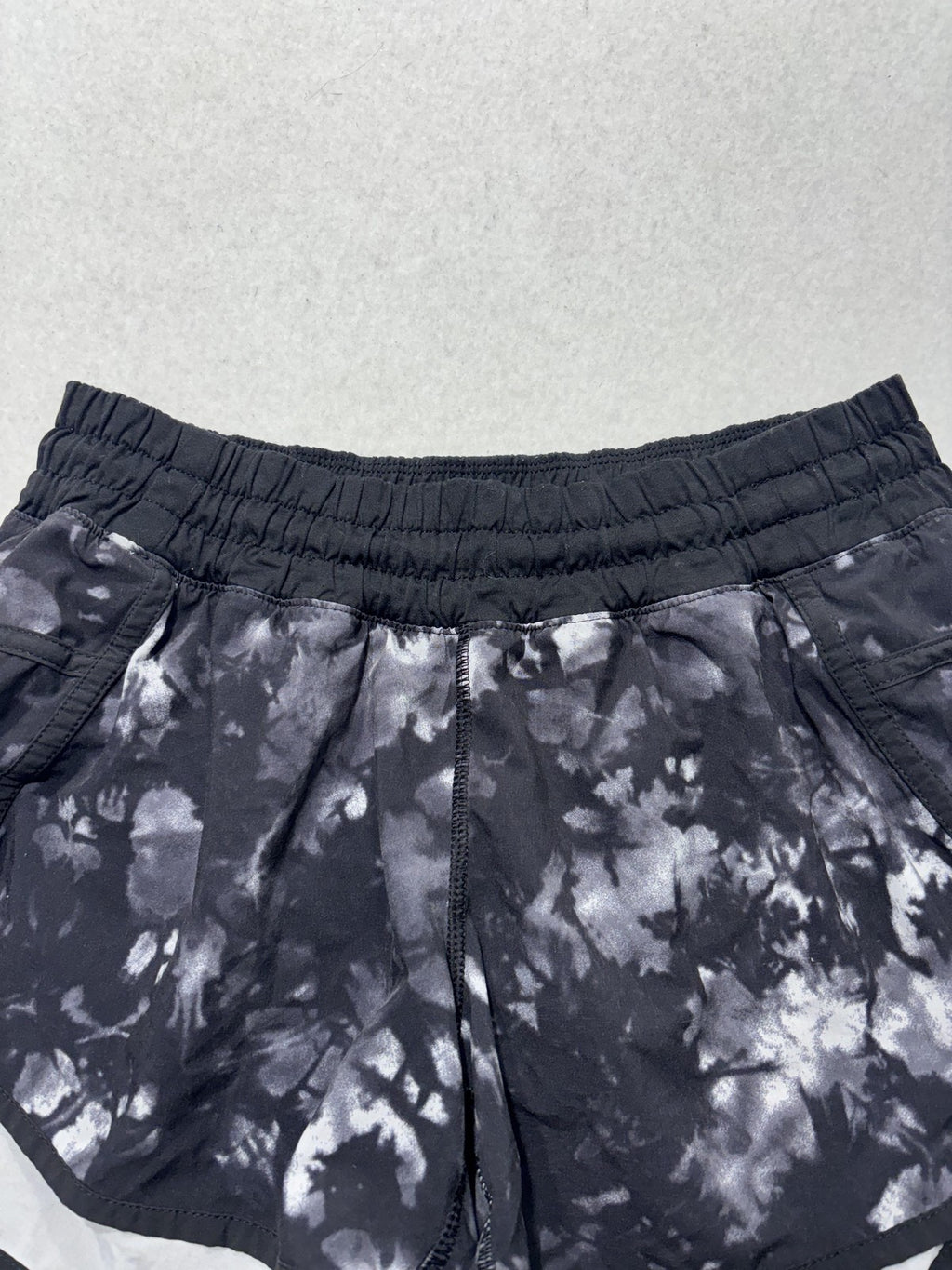 Lululemon Running Shorts Womens 6 Black Batik 2.5" Inseam Lined Zip Pocket