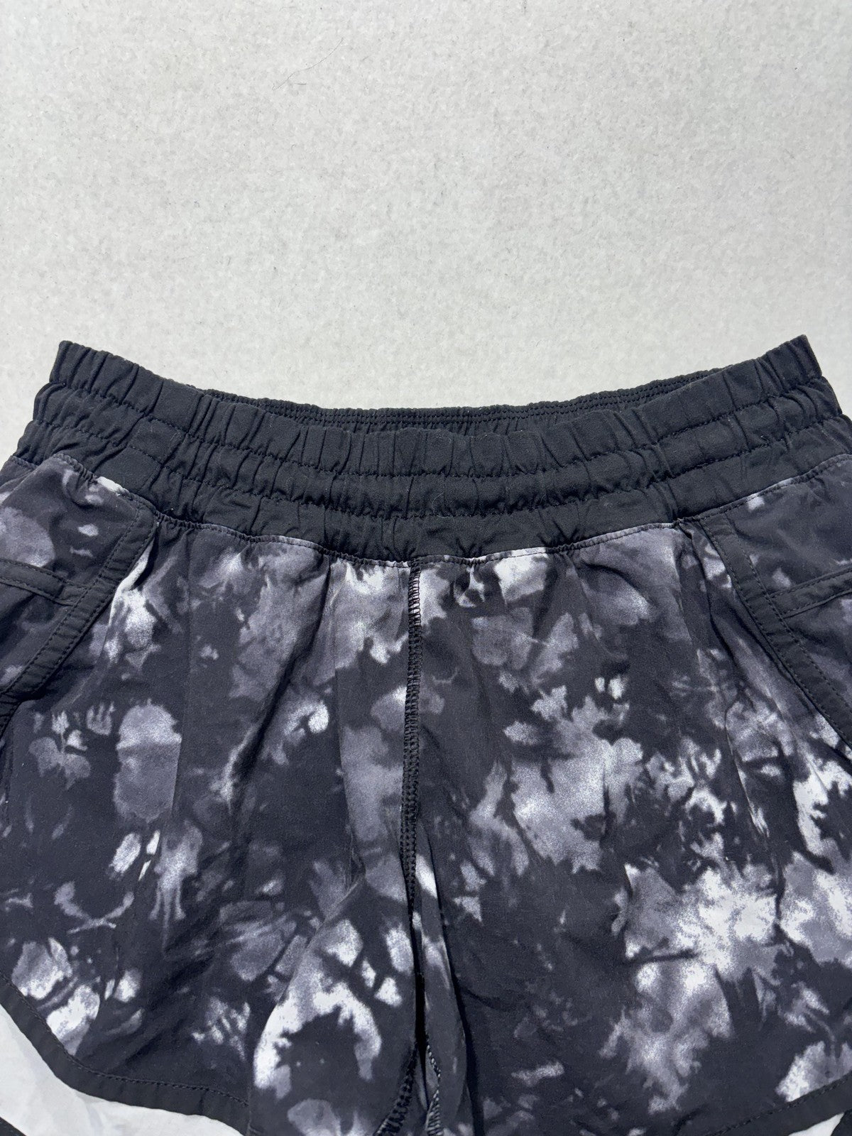 Lululemon Running Shorts Womens 6 Black Batik 2.5" Inseam Lined Zip Pocket