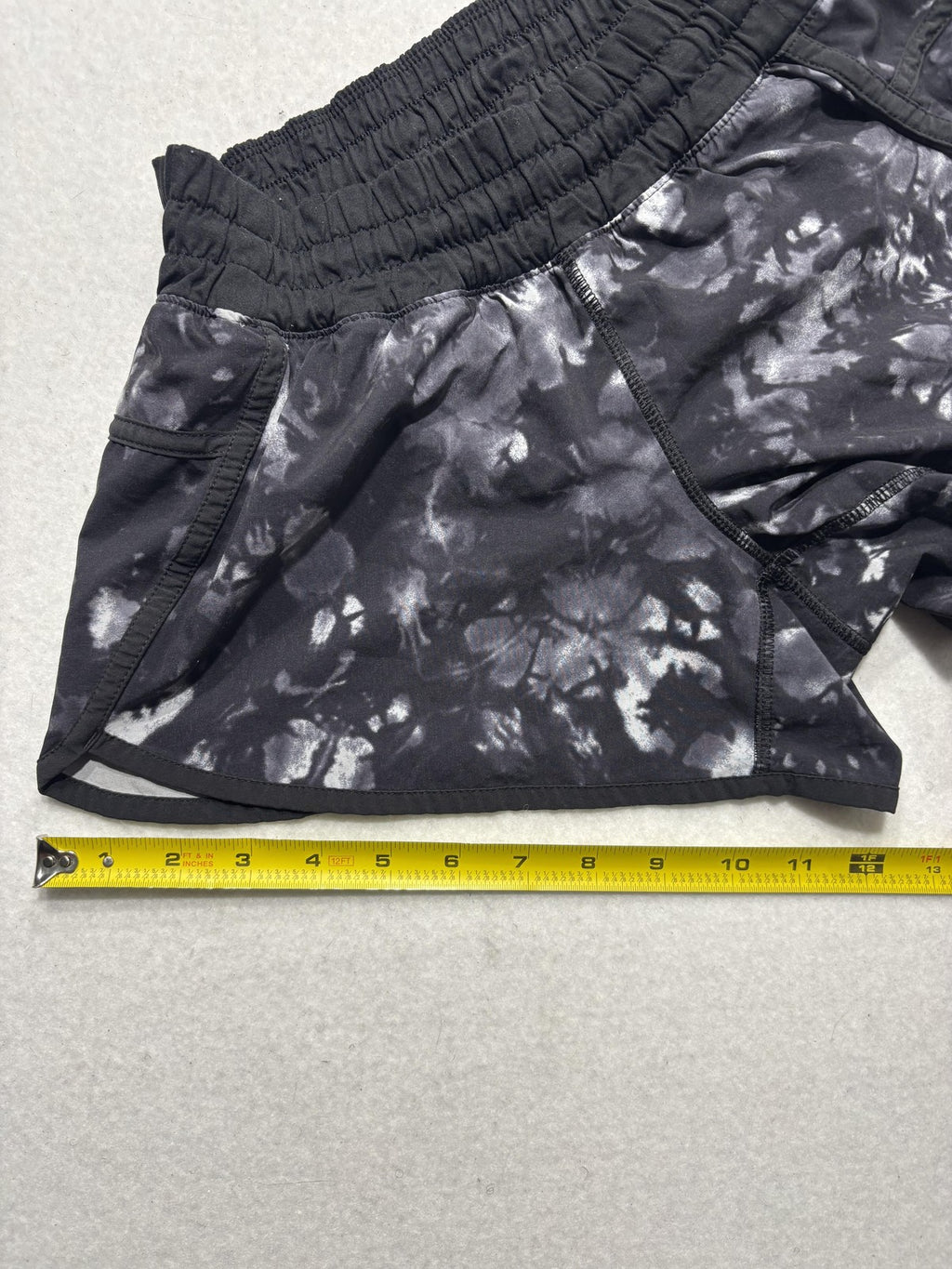 Lululemon Running Shorts Womens 6 Black Batik 2.5" Inseam Lined Zip Pocket