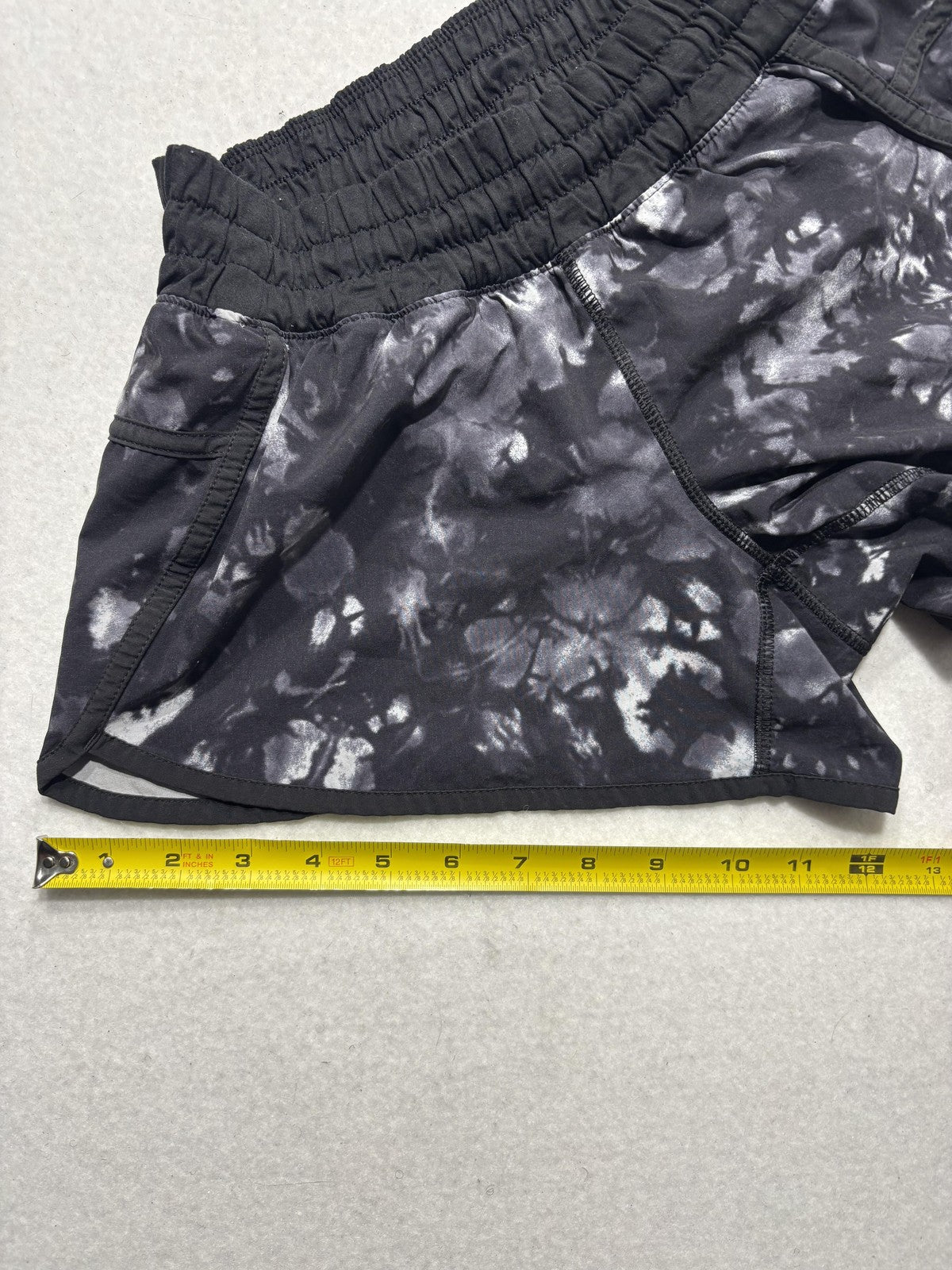 Lululemon Running Shorts Womens 6 Black Batik 2.5" Inseam Lined Zip Pocket