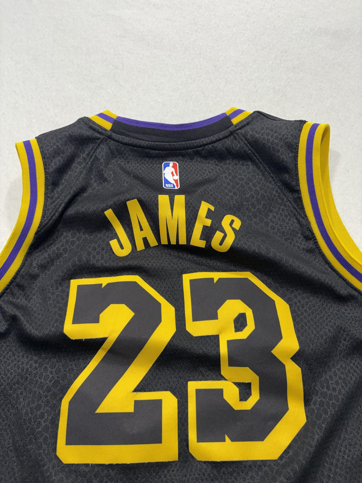 Los Angeles Lakers Jersey Boys Large Black NBA Basketball Nike LeBron James 23
