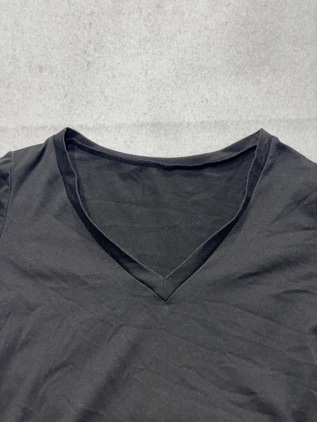 Black V Neck Short Sleeve Cropped Stretch Tee Shirt Womens Medium C187VOV657