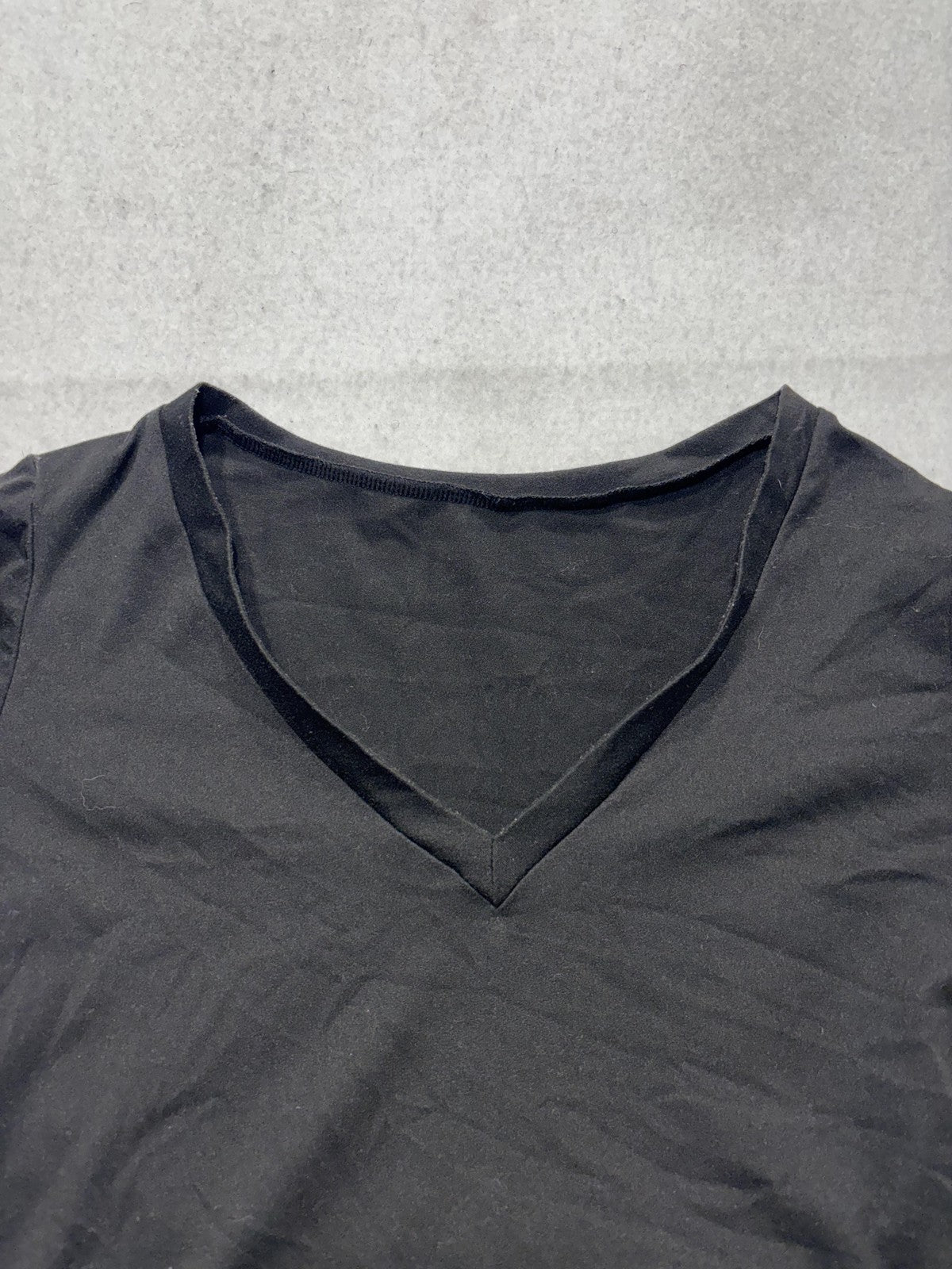 Black V Neck Short Sleeve Cropped Stretch Tee Shirt Womens Medium C187VOV657