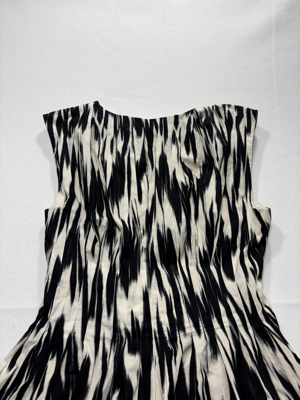 Banana Republic Dress Womens 8 Black White Abstract V Neck Sleeveless Fit Flare