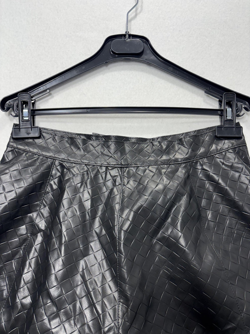 Taylor Tillman Shorts Womens Small Black Amber Short Quilted Faux Leather Cuffed