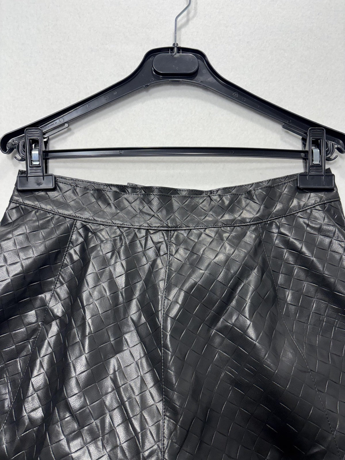 Taylor Tillman Shorts Womens Small Black Amber Short Quilted Faux Leather Cuffed