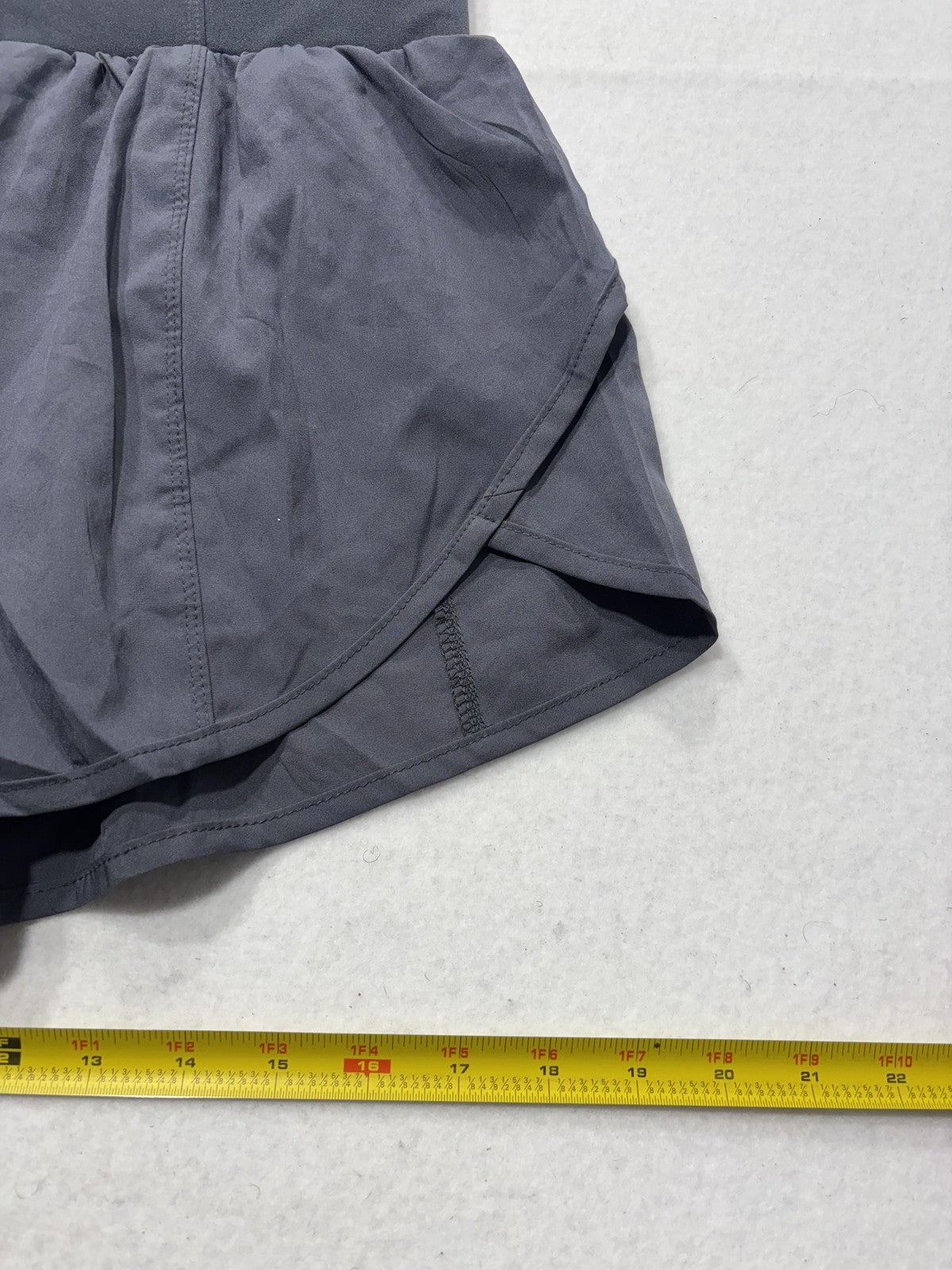 Lululemon Running Shorts Womens 6 Gray High Rise 2.5" Inseam Zip Pocket Athletic