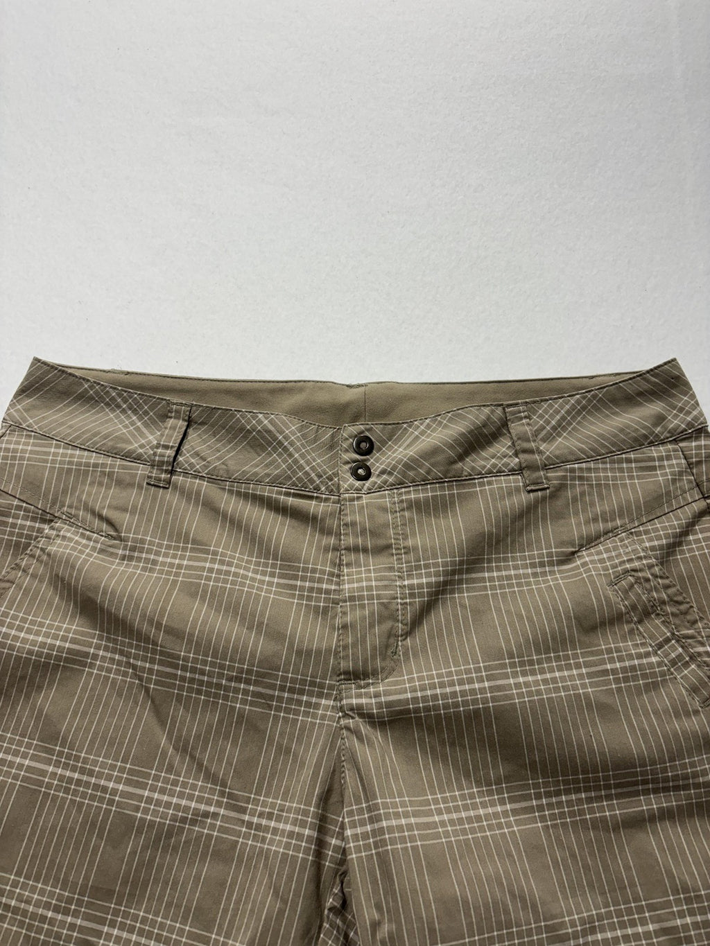 Columbia Shorts Womens 10 Beige Plaid Bermuda Knee Length Hiking Zip Pockets