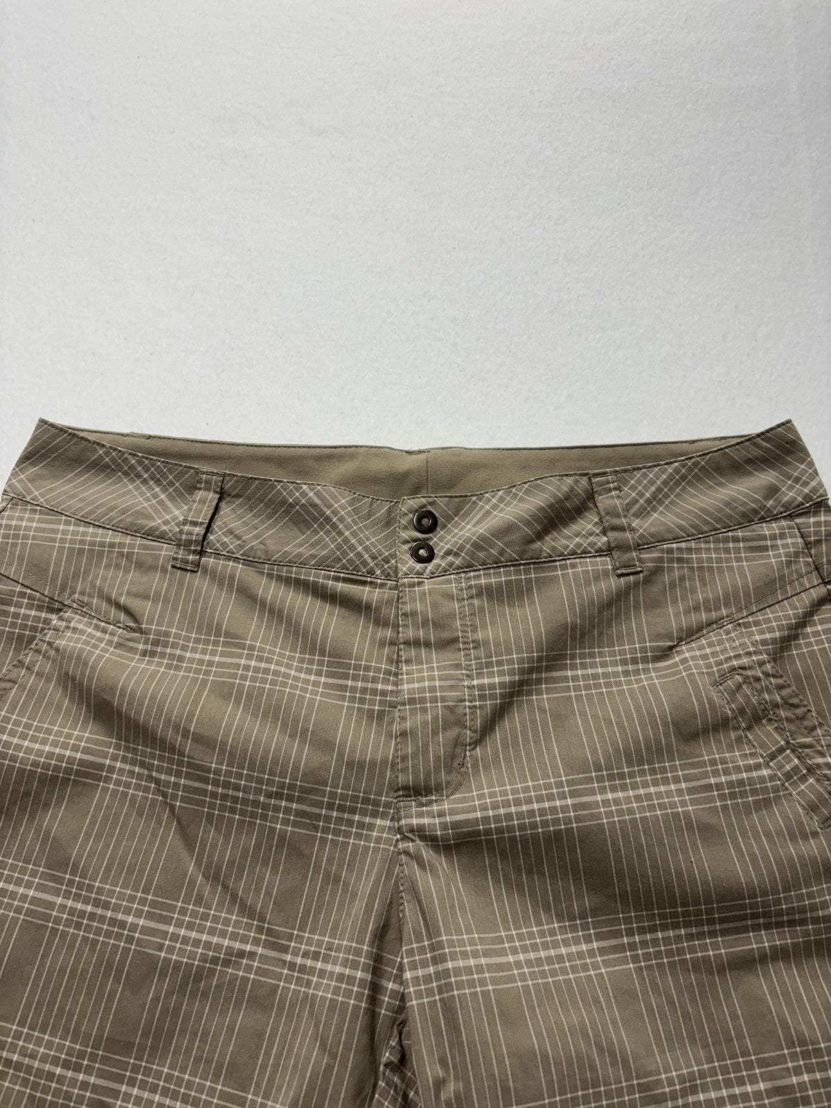 Columbia Shorts Womens 10 Beige Plaid Bermuda Knee Length Hiking Zip Pockets