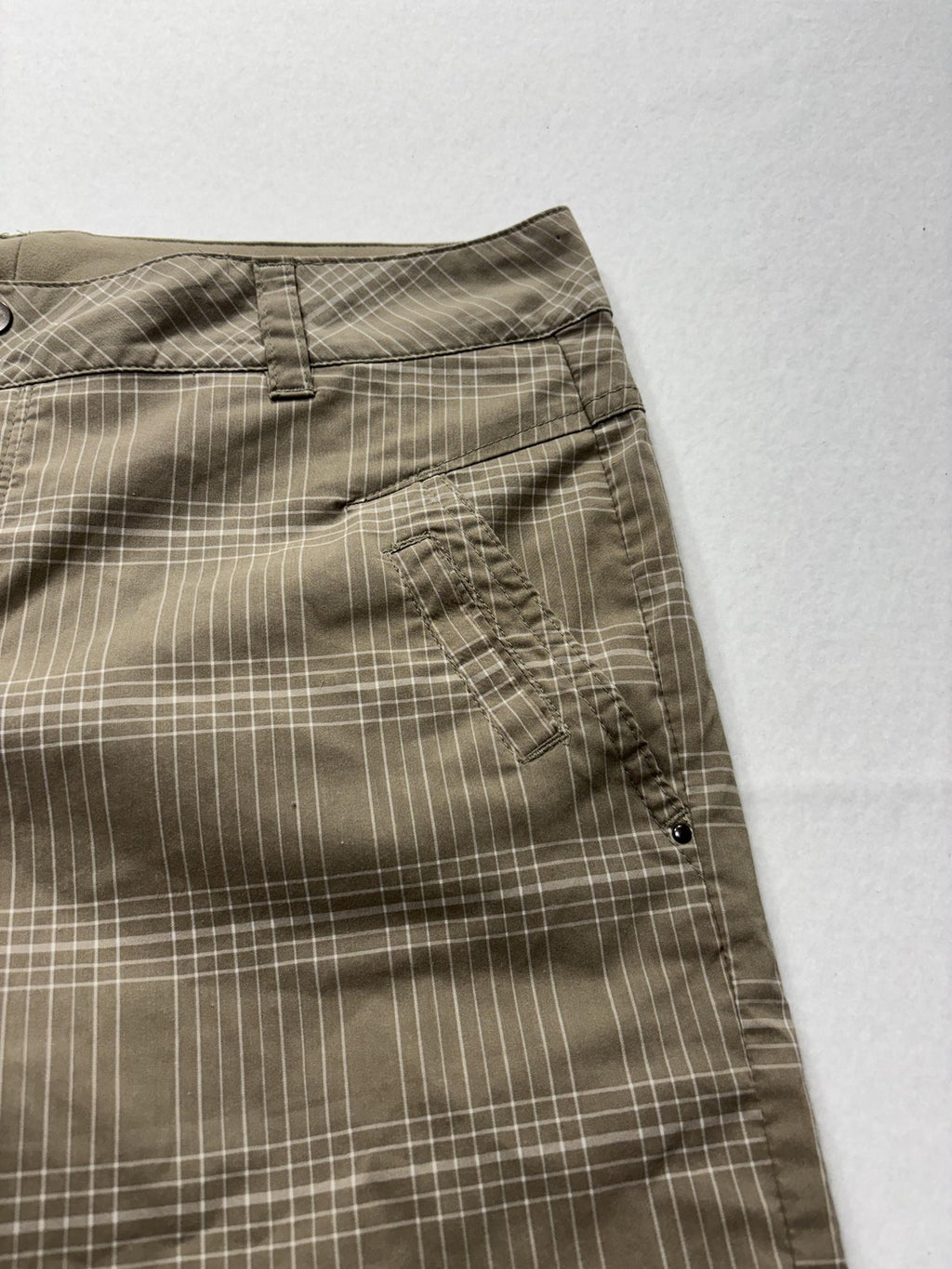 Columbia Shorts Womens 10 Beige Plaid Bermuda Knee Length Hiking Zip Pockets