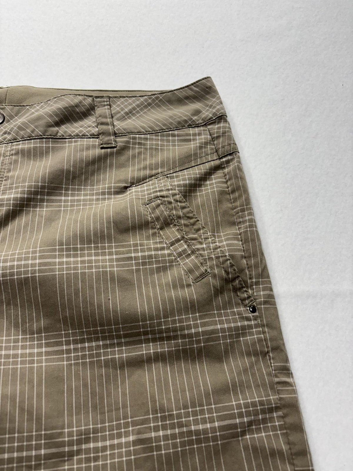 Columbia Shorts Womens 10 Beige Plaid Bermuda Knee Length Hiking Zip Pockets