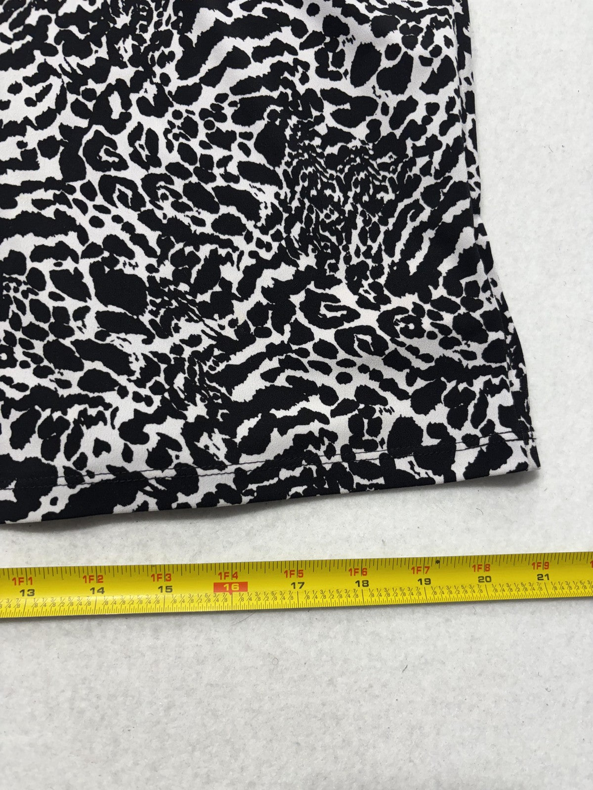 MICHAEL Michael Kors Shirt Womens Large Black Animal Print Short Sleeve Tee