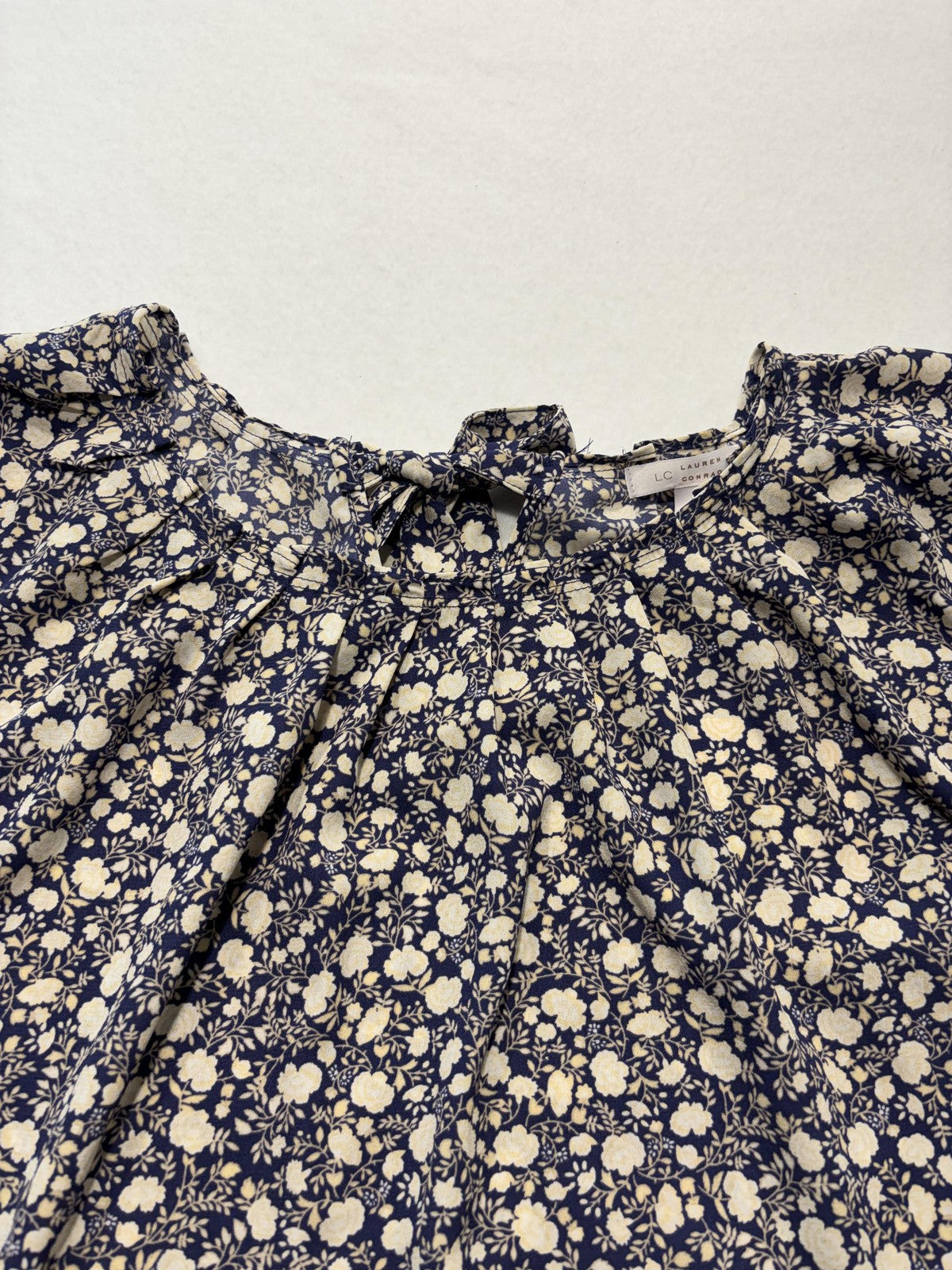 LC Lauren Conrad Blouse Womens Small Blue Floral Flutter Sleeve Bow Keyhole Top