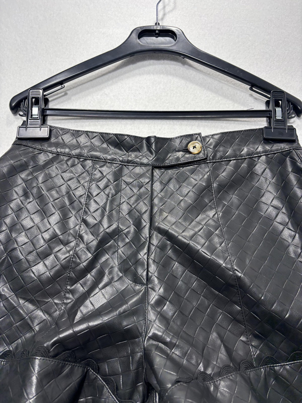 Taylor Tillman Shorts Womens Small Black Amber Short Quilted Faux Leather Cuffed