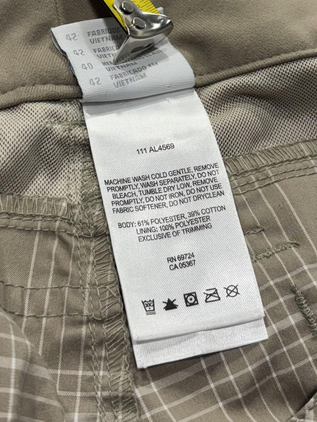 Columbia Shorts Womens 10 Beige Plaid Bermuda Knee Length Hiking Zip Pockets