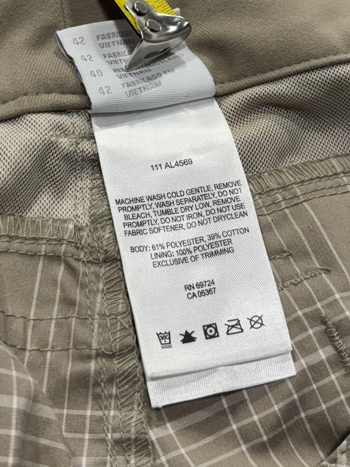 Columbia Shorts Womens 10 Beige Plaid Bermuda Knee Length Hiking Zip Pockets