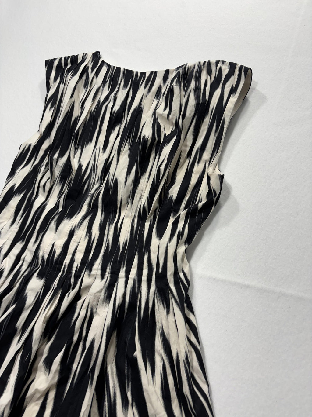 Banana Republic Dress Womens 8 Black White Abstract V Neck Sleeveless Fit Flare