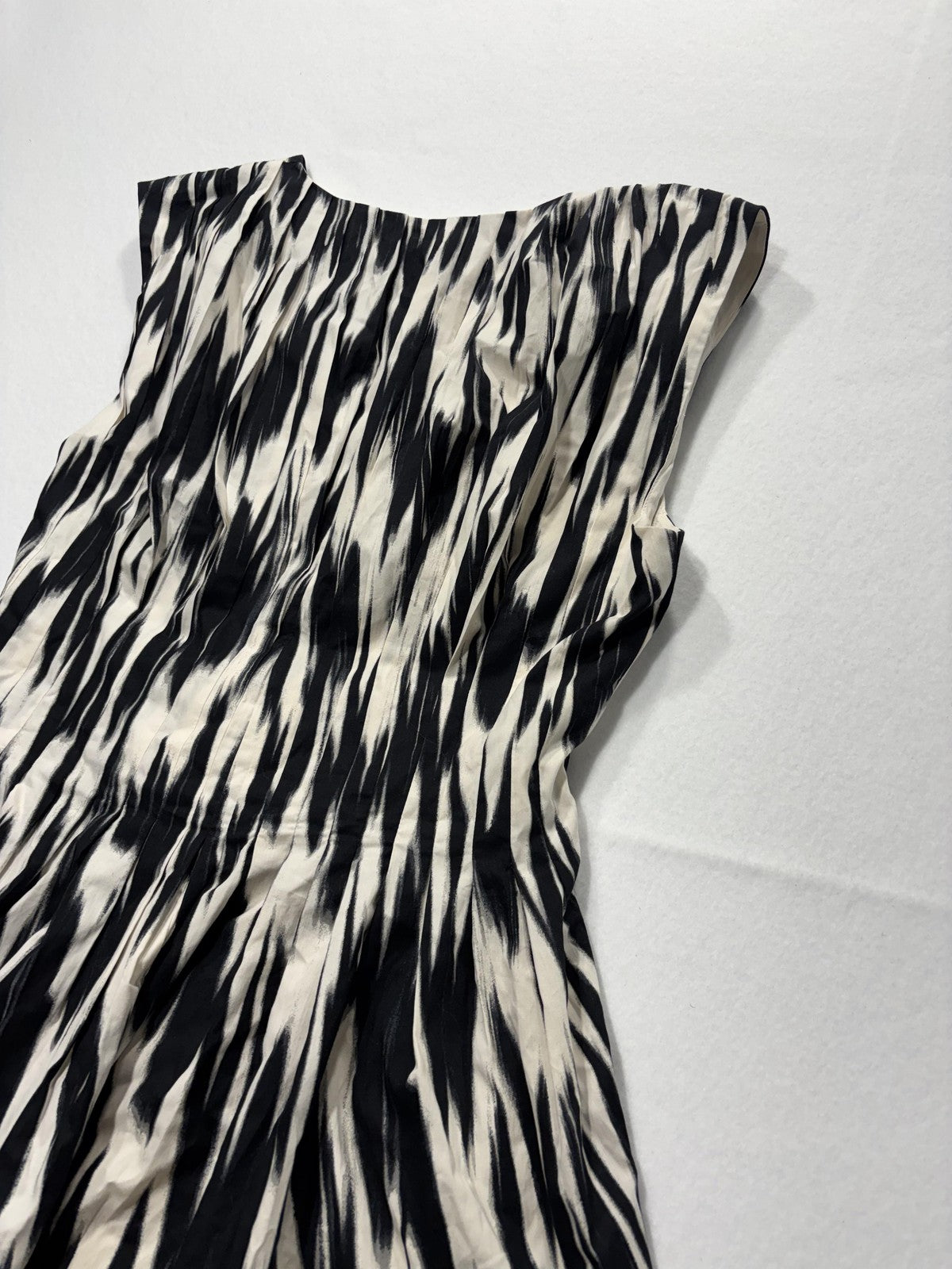 Banana Republic Dress Womens 8 Black White Abstract V Neck Sleeveless Fit Flare