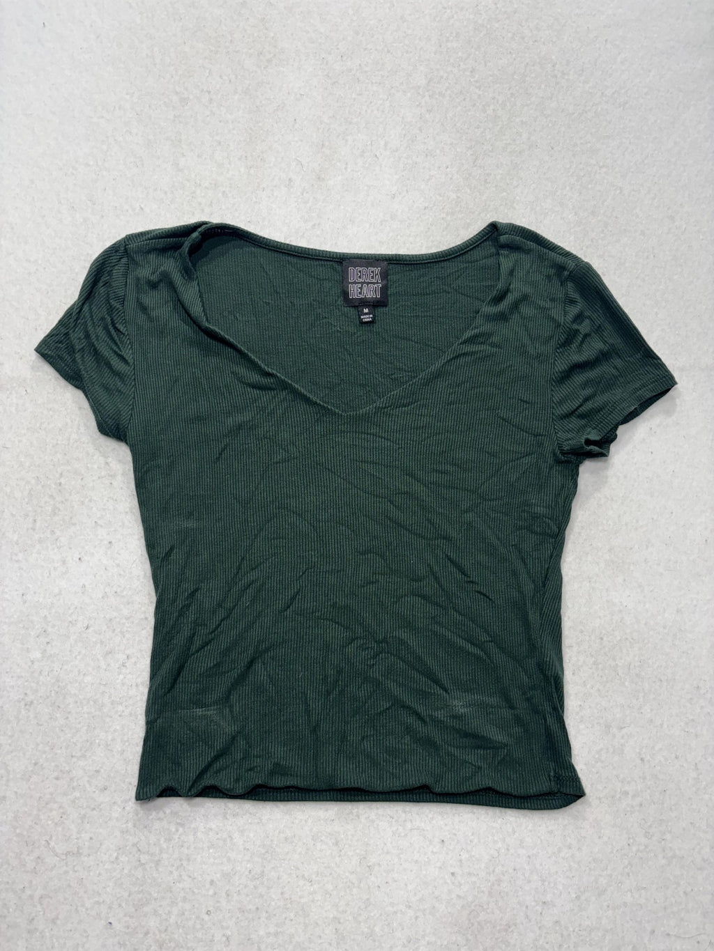 Derek Heart Shirt Juniors Medium Green V Neck Ribbed Cropped Tee Stretch Casual