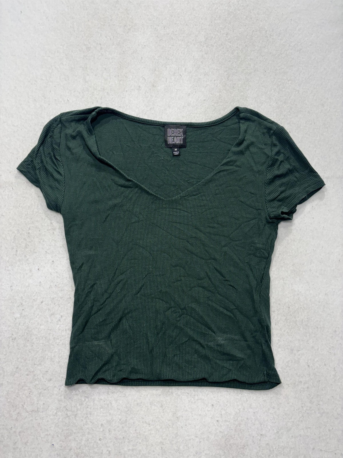 Derek Heart Shirt Juniors Medium Green V Neck Ribbed Cropped Tee Stretch Casual