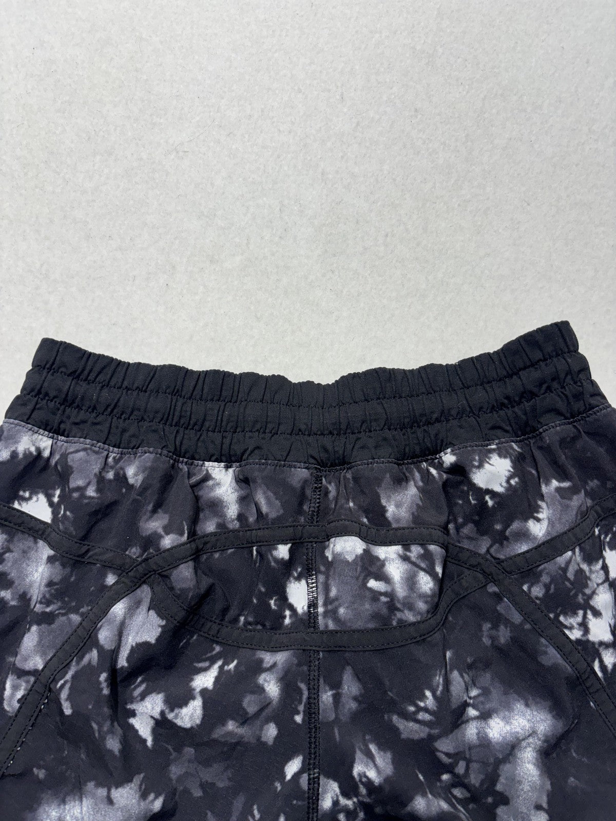 Lululemon Running Shorts Womens 6 Black Batik 2.5" Inseam Lined Zip Pocket