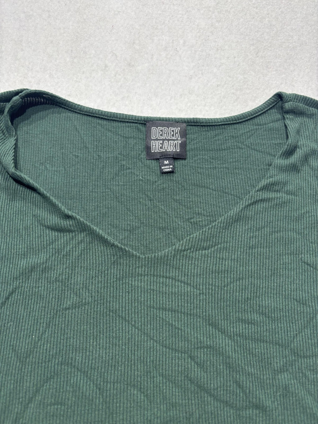 Derek Heart Shirt Juniors Medium Green V Neck Ribbed Cropped Tee Stretch Casual