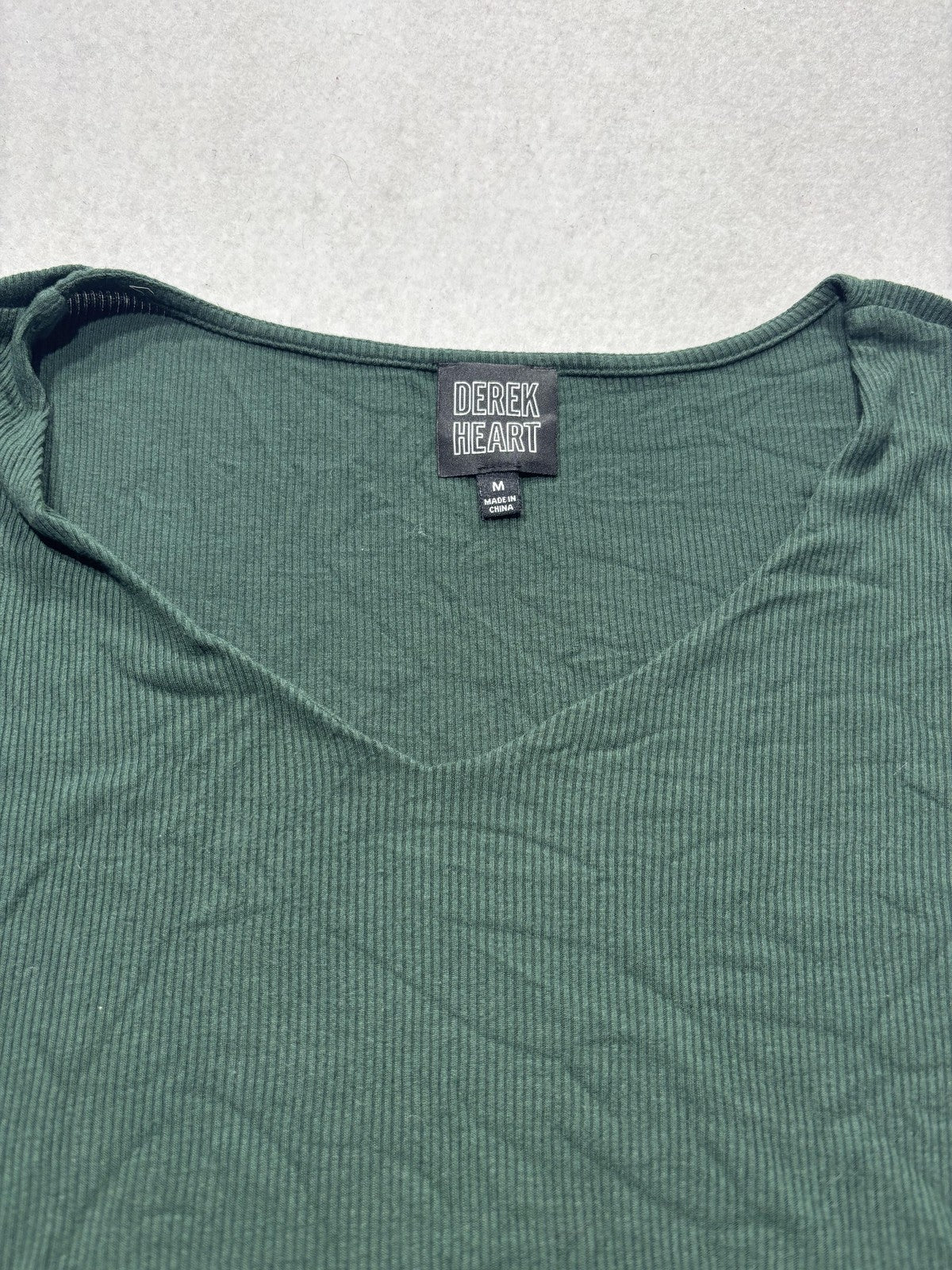 Derek Heart Shirt Juniors Medium Green V Neck Ribbed Cropped Tee Stretch Casual