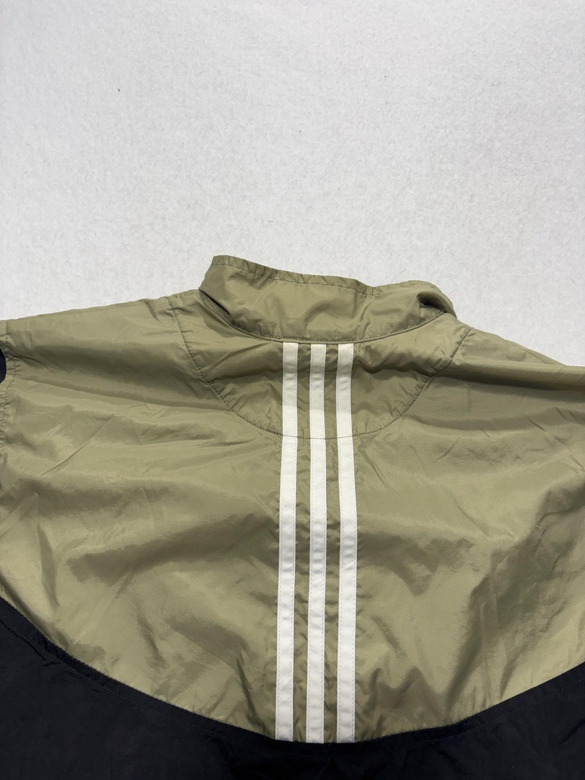 Adidas Windbreaker Jacket Mens Medium Black Green Full Zip 3-Stripes 6052