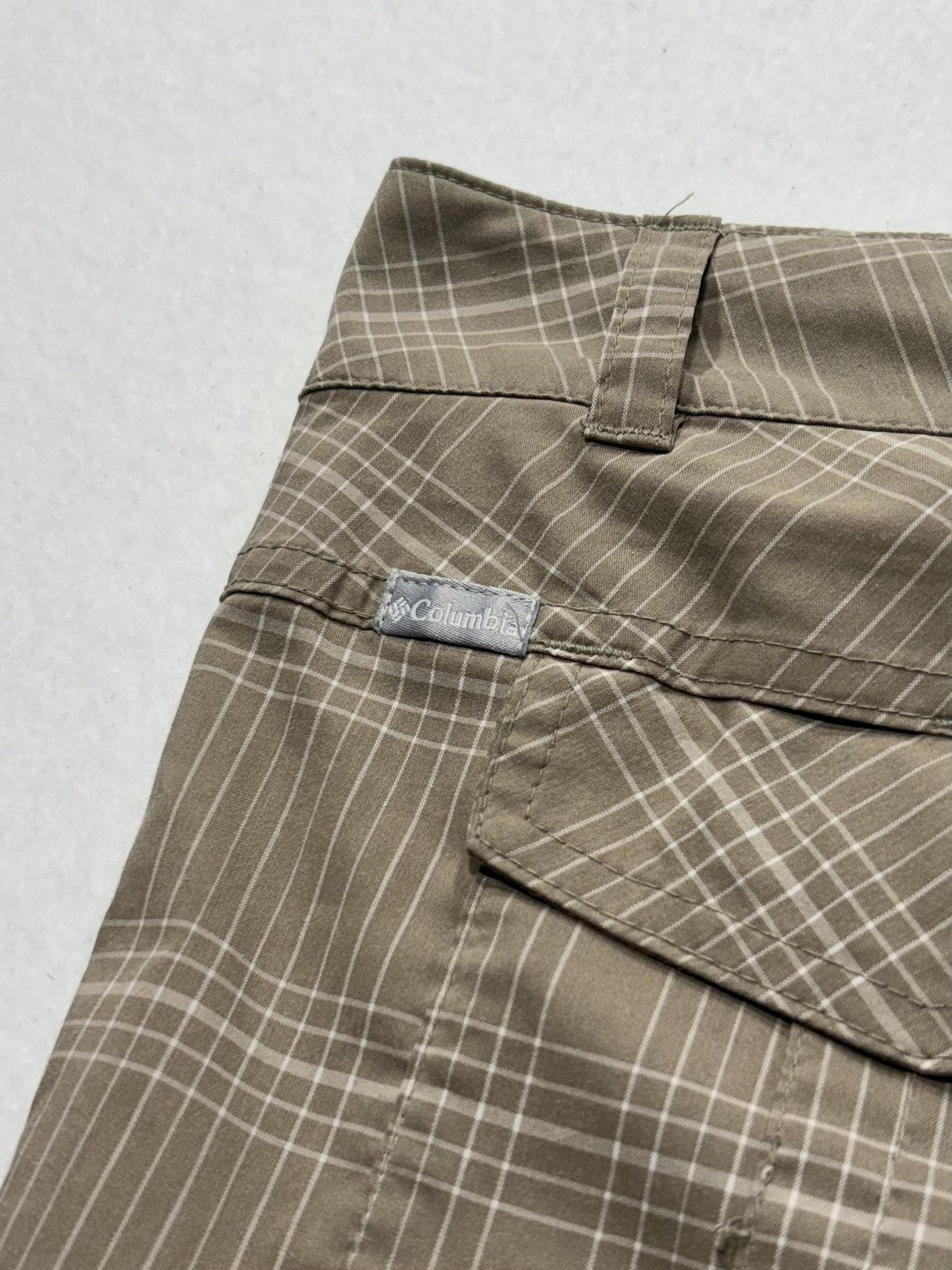 Columbia Shorts Womens 10 Beige Plaid Bermuda Knee Length Hiking Zip Pockets