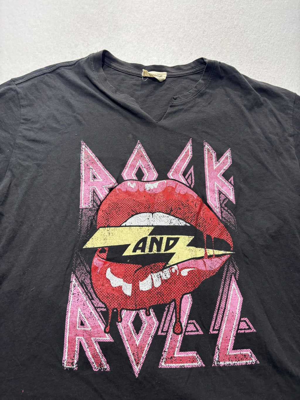 Refined Canvas Womens Large Black Rock And Roll Lips Graphic Tee V-Notch Shirt