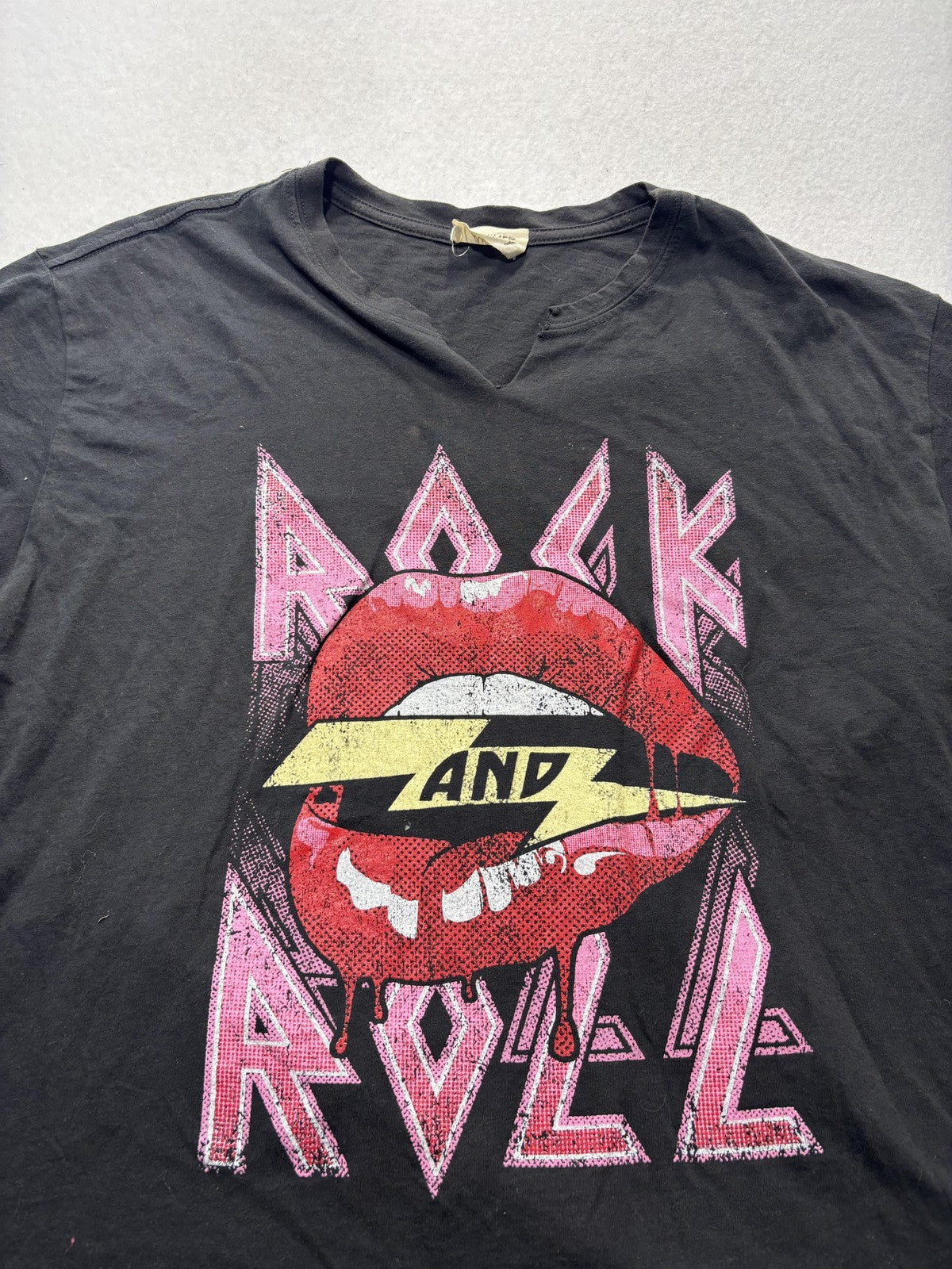 Refined Canvas Womens Large Black Rock And Roll Lips Graphic Tee V-Notch Shirt