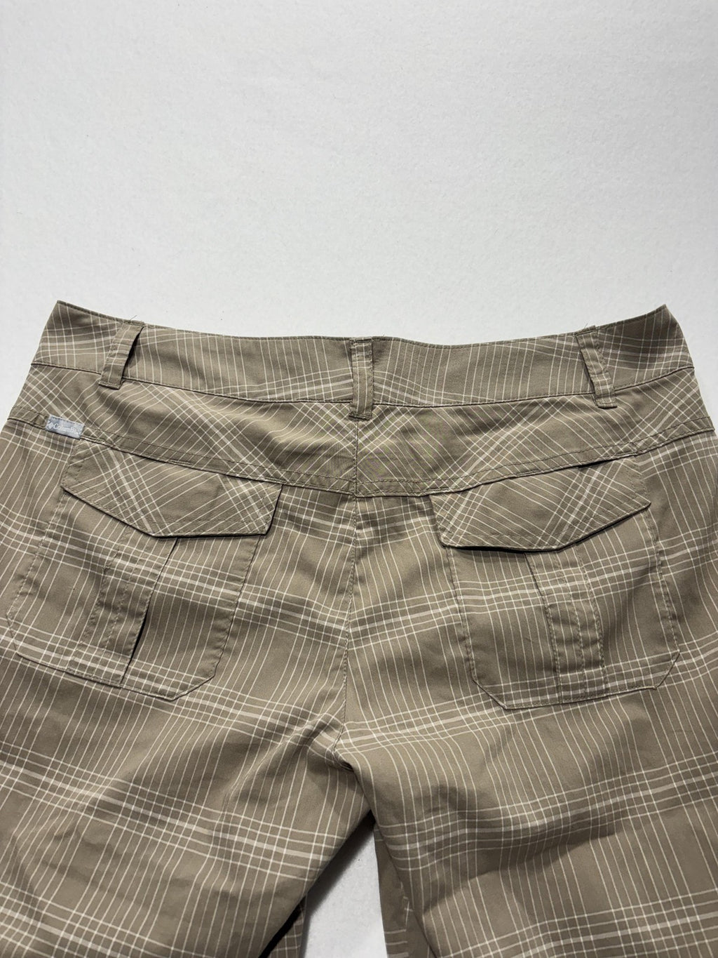 Columbia Shorts Womens 10 Beige Plaid Bermuda Knee Length Hiking Zip Pockets