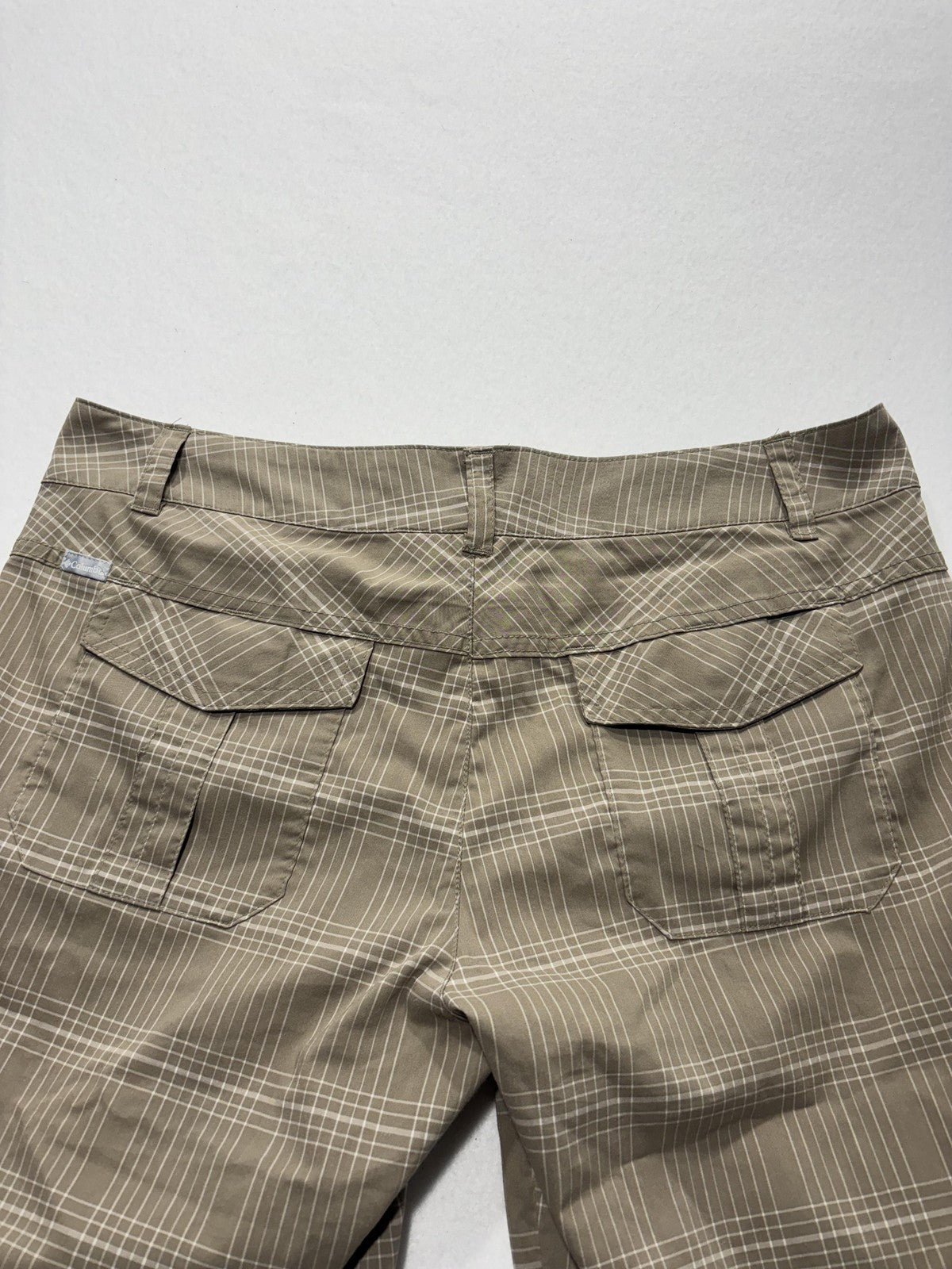 Columbia Shorts Womens 10 Beige Plaid Bermuda Knee Length Hiking Zip Pockets