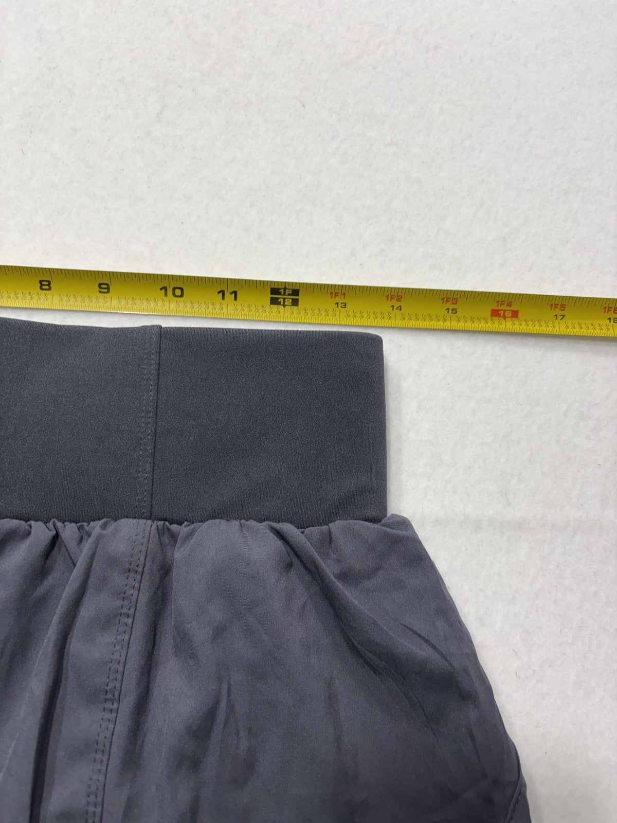 Lululemon Running Shorts Womens 6 Gray High Rise 2.5" Inseam Zip Pocket Athletic