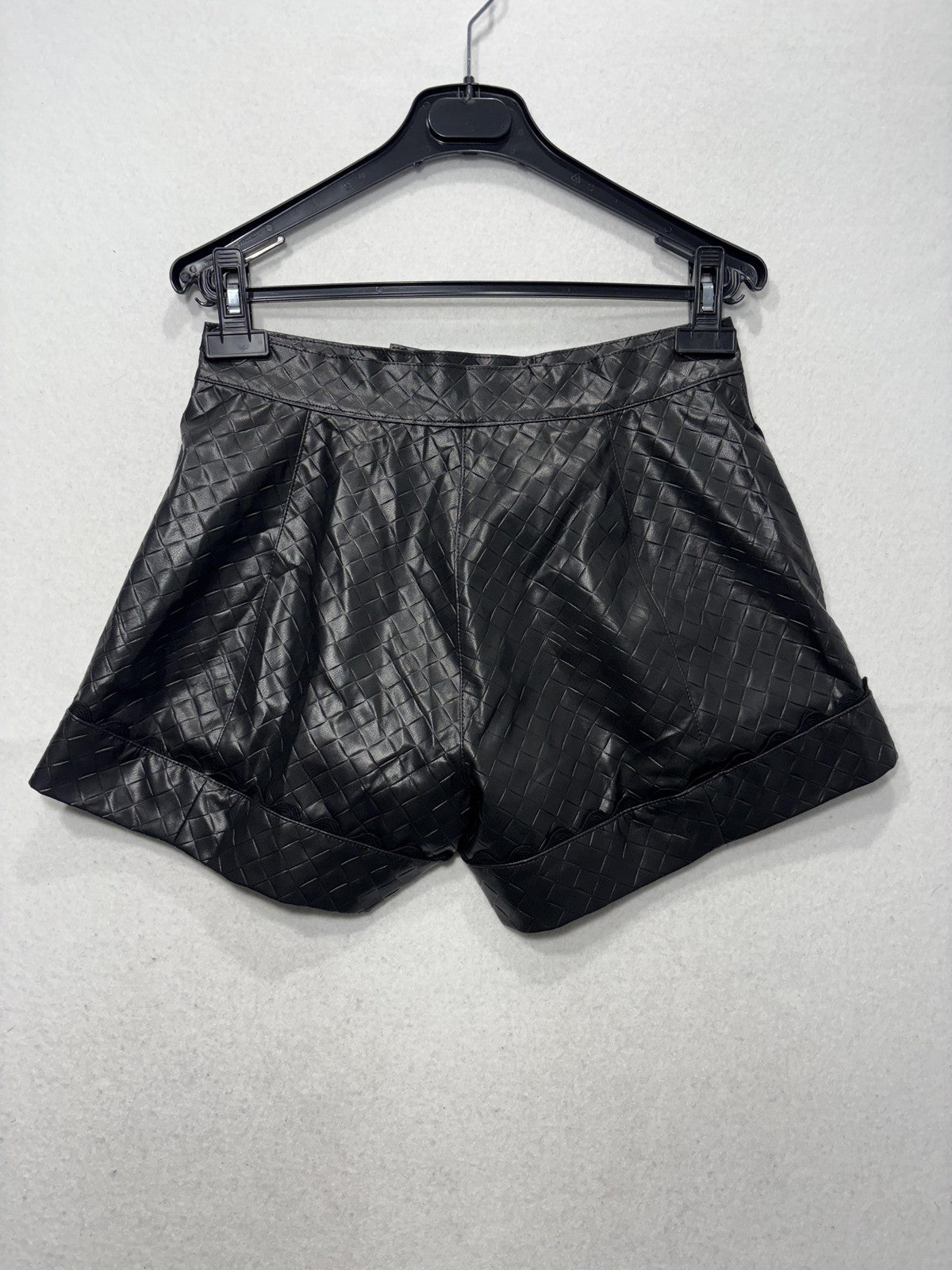 Taylor Tillman Shorts Womens Small Black Amber Short Quilted Faux Leather Cuffed