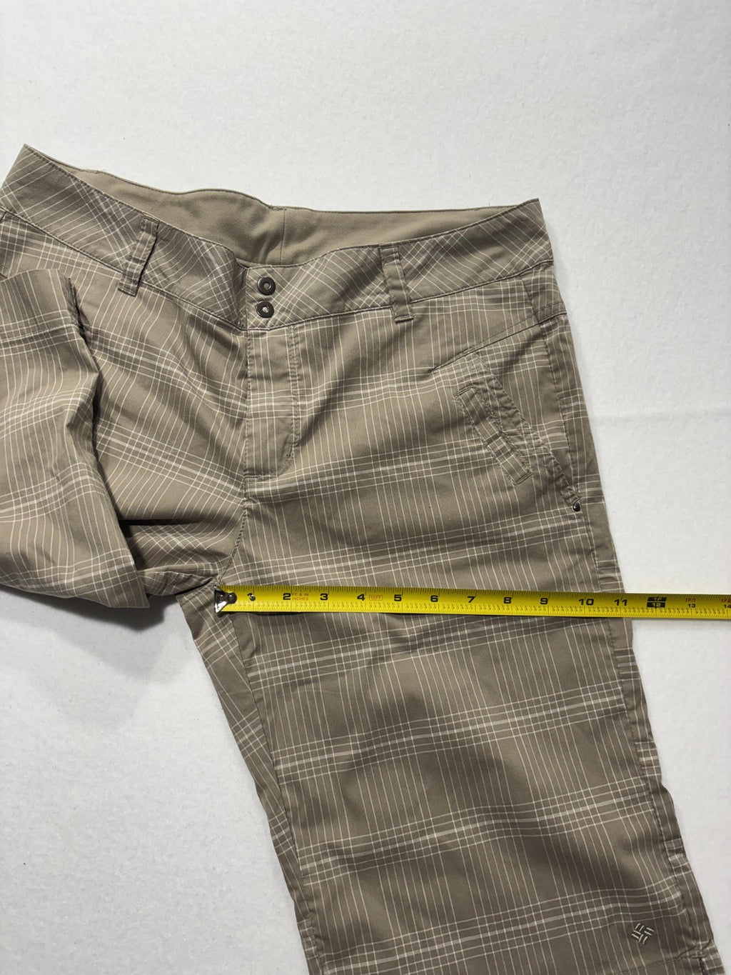 Columbia Shorts Womens 10 Beige Plaid Bermuda Knee Length Hiking Zip Pockets