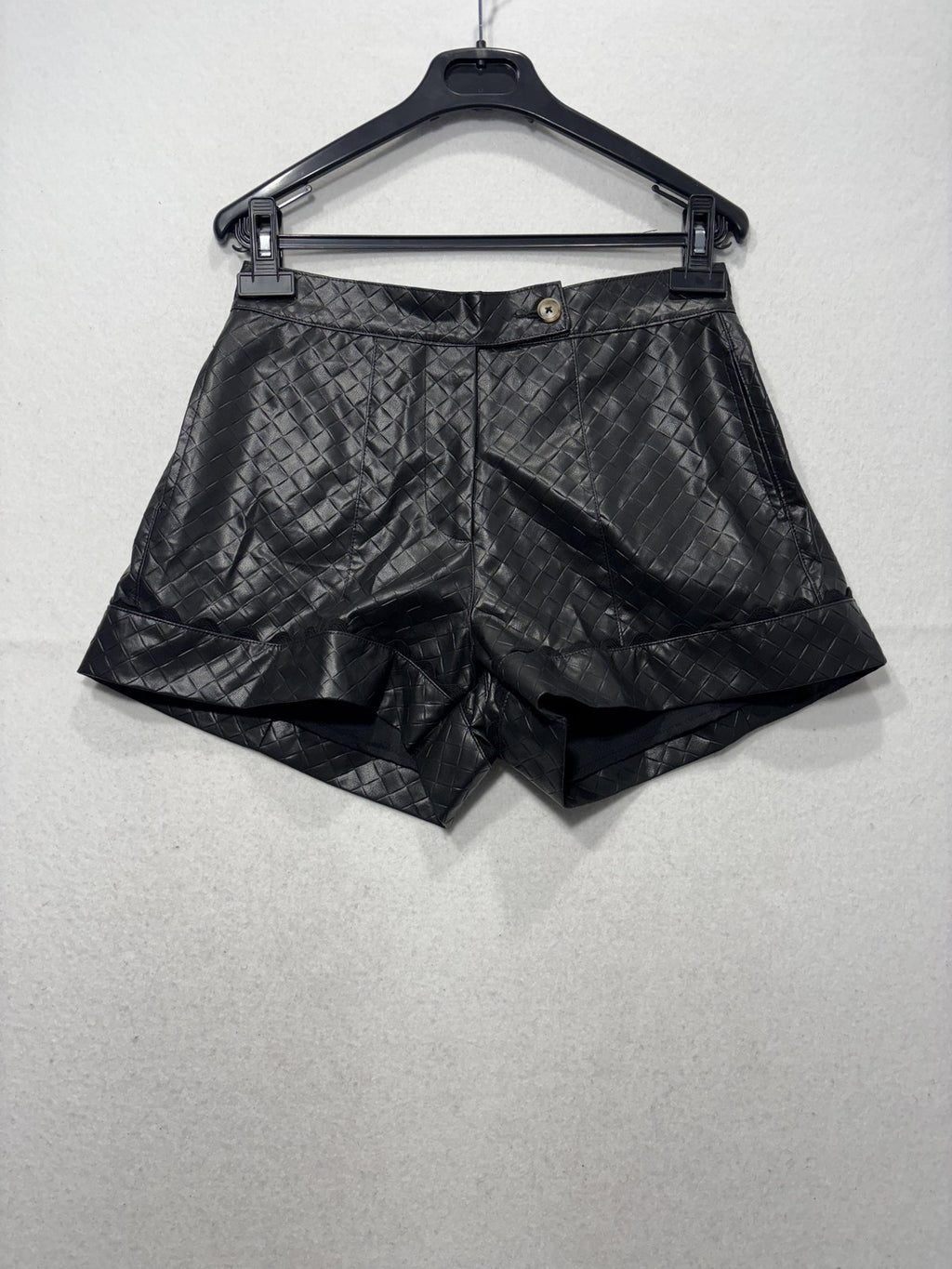 Taylor Tillman Shorts Womens Small Black Amber Short Quilted Faux Leather Cuffed