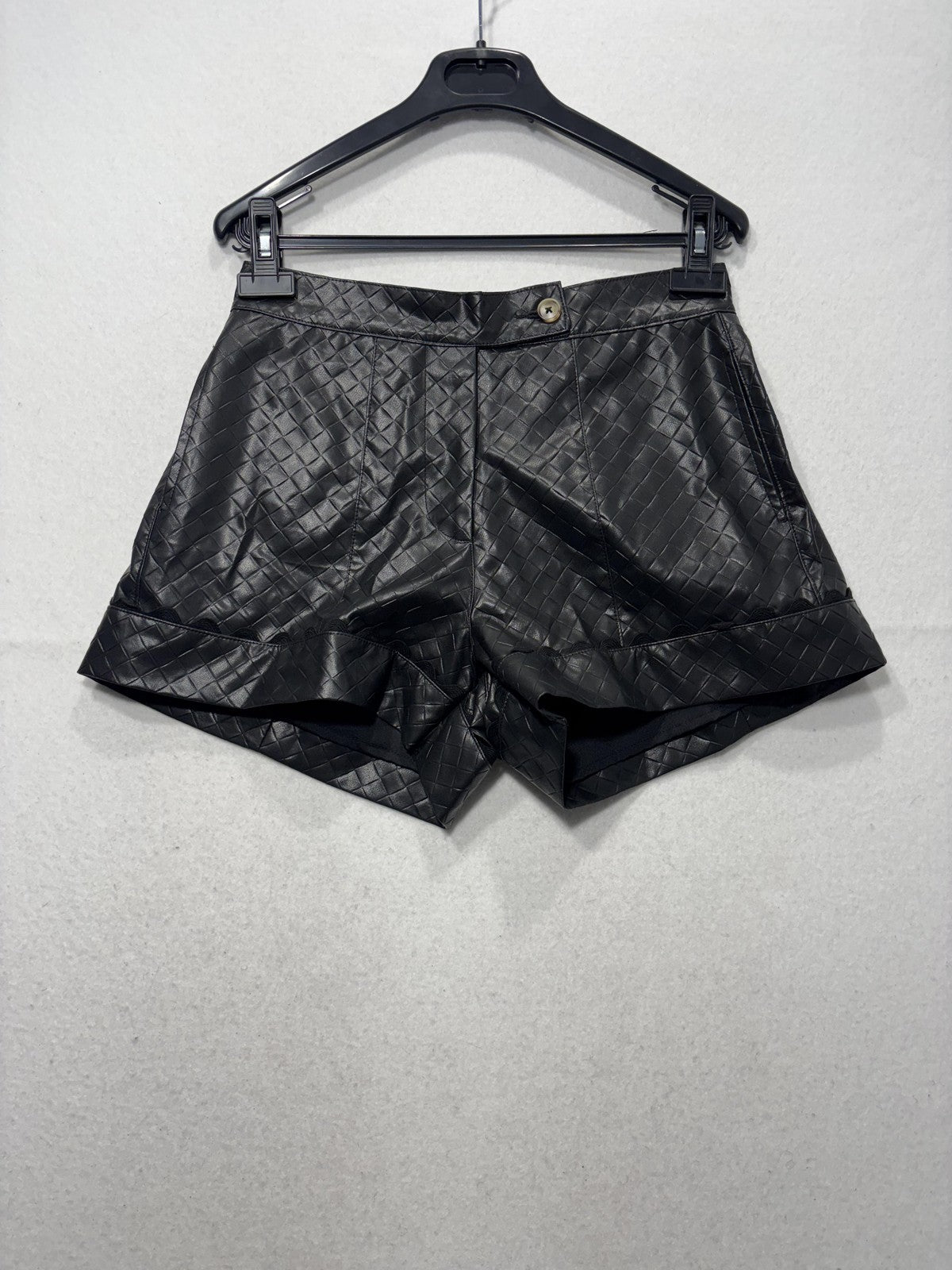 Taylor Tillman Shorts Womens Small Black Amber Short Quilted Faux Leather Cuffed
